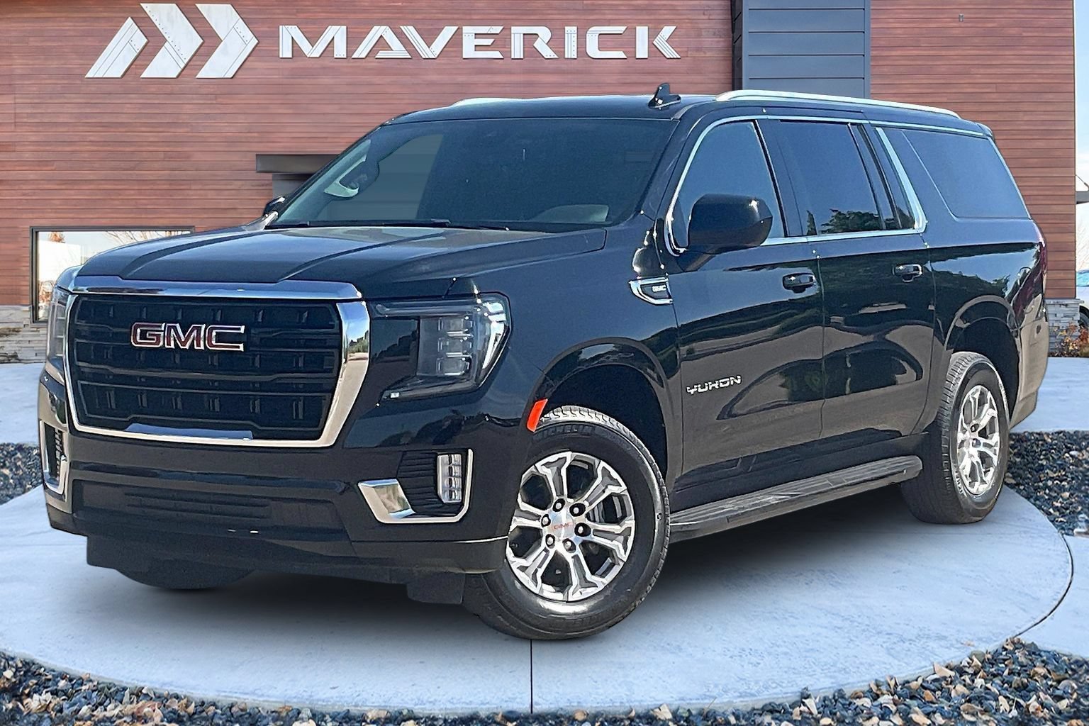 Used 2023 GMC Yukon XL SLE w/ Gmc Pro Safety Plus Package AWD/4WD image 3