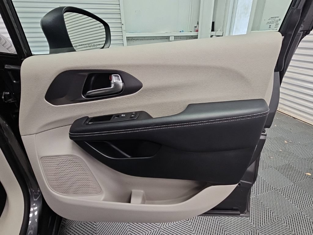 Used 2023 Chrysler Pacifica Touring-L FWD image 38