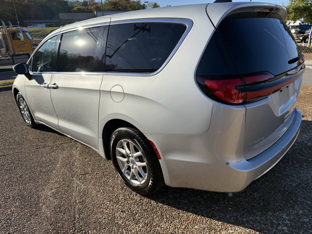 Used 2023 Chrysler Pacifica Touring FWD image 5