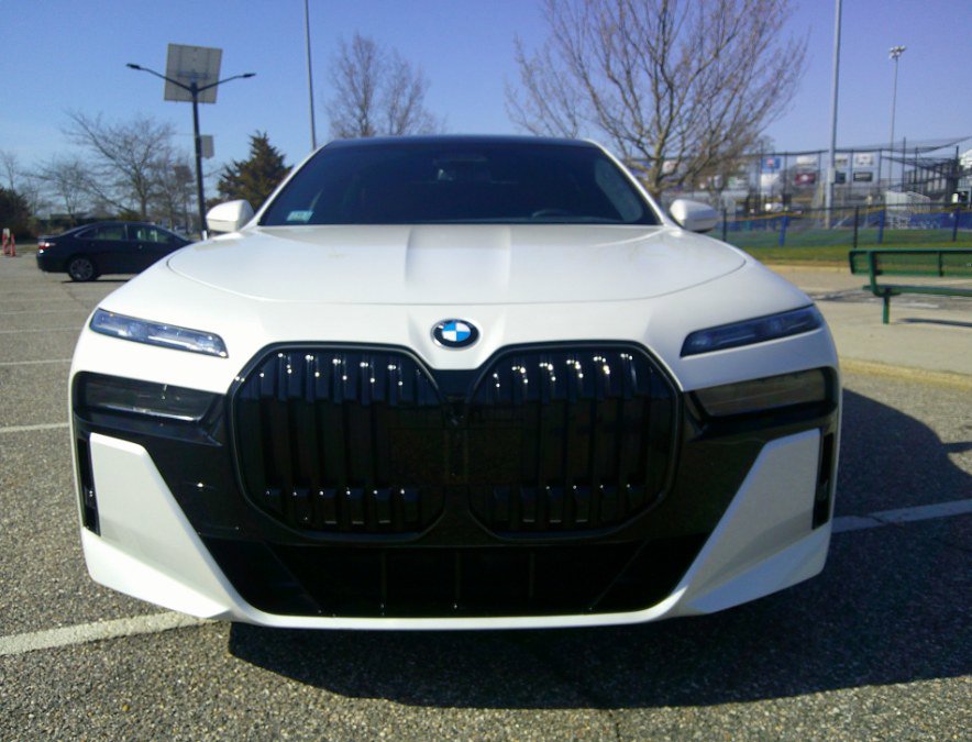 Used 2025 BMW 760i xDrive w/ Executive Package AWD/4WD image 8