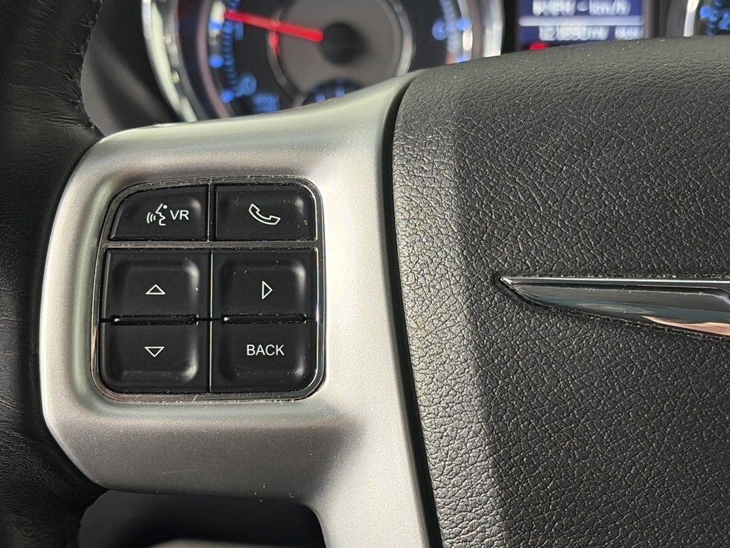 Used 2015 Chrysler Town & Country Touring image 16