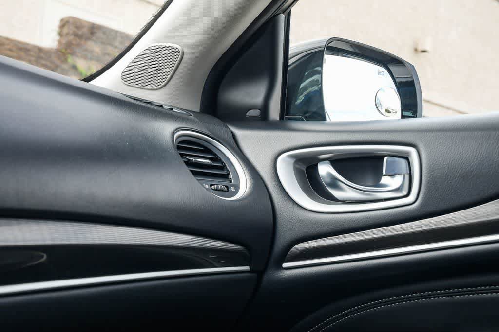 Used 2020 INFINITI QX60 Luxe w/ Essential Package FWD image 24