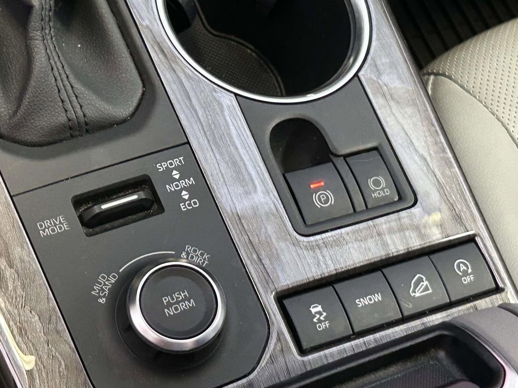 Certified 2021 Toyota Highlander Limited AWD/4WD image 26