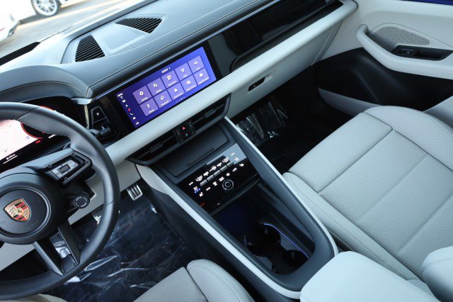 Used 2025 Porsche Macan 4 Electric AWD/4WD image 29