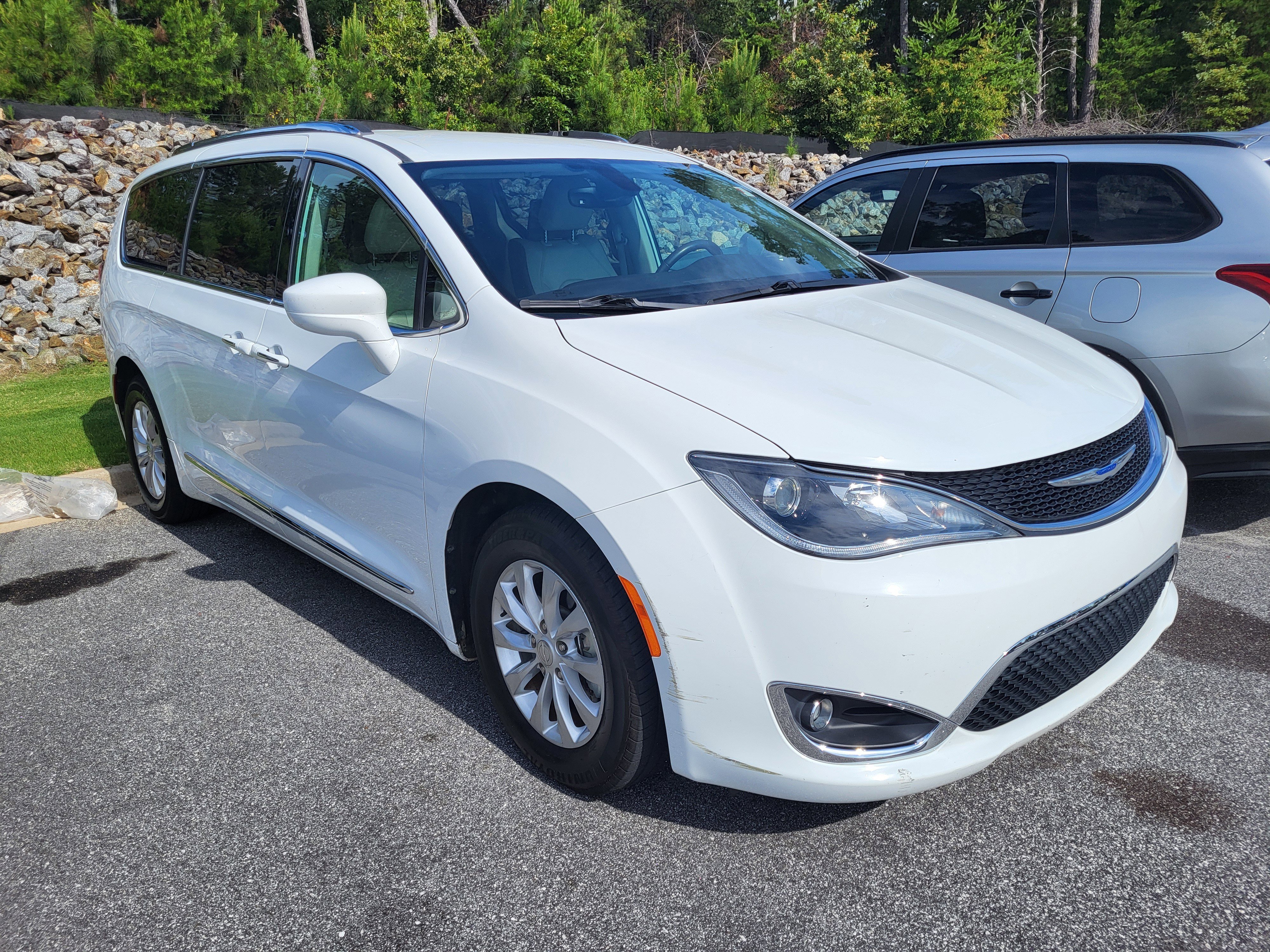 Used 2018 Chrysler Pacifica Touring-L Plus FWD image 3