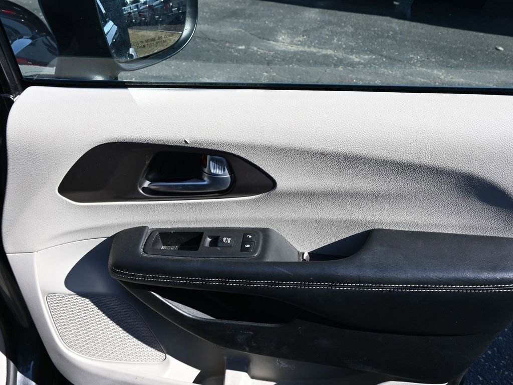 Used 2023 Chrysler Voyager LX image 28