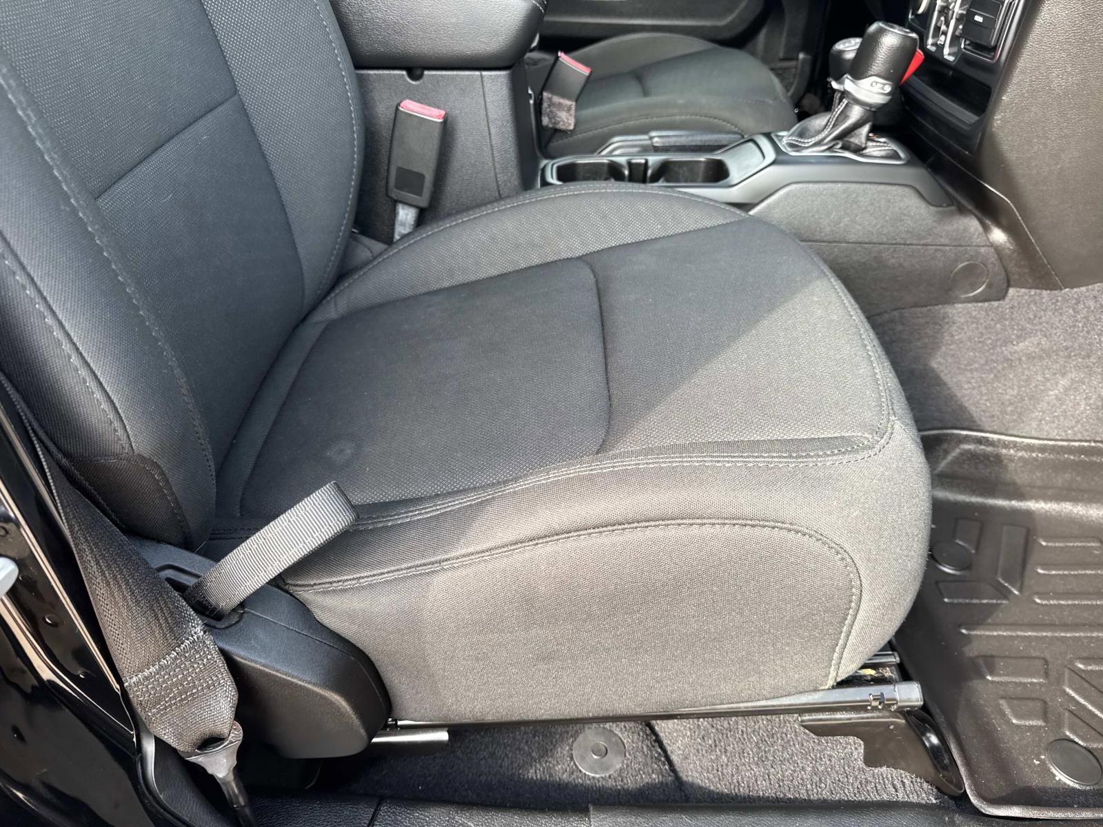 Used 2019 Jeep Wrangler Unlimited Sahara AWD/4WD image 11