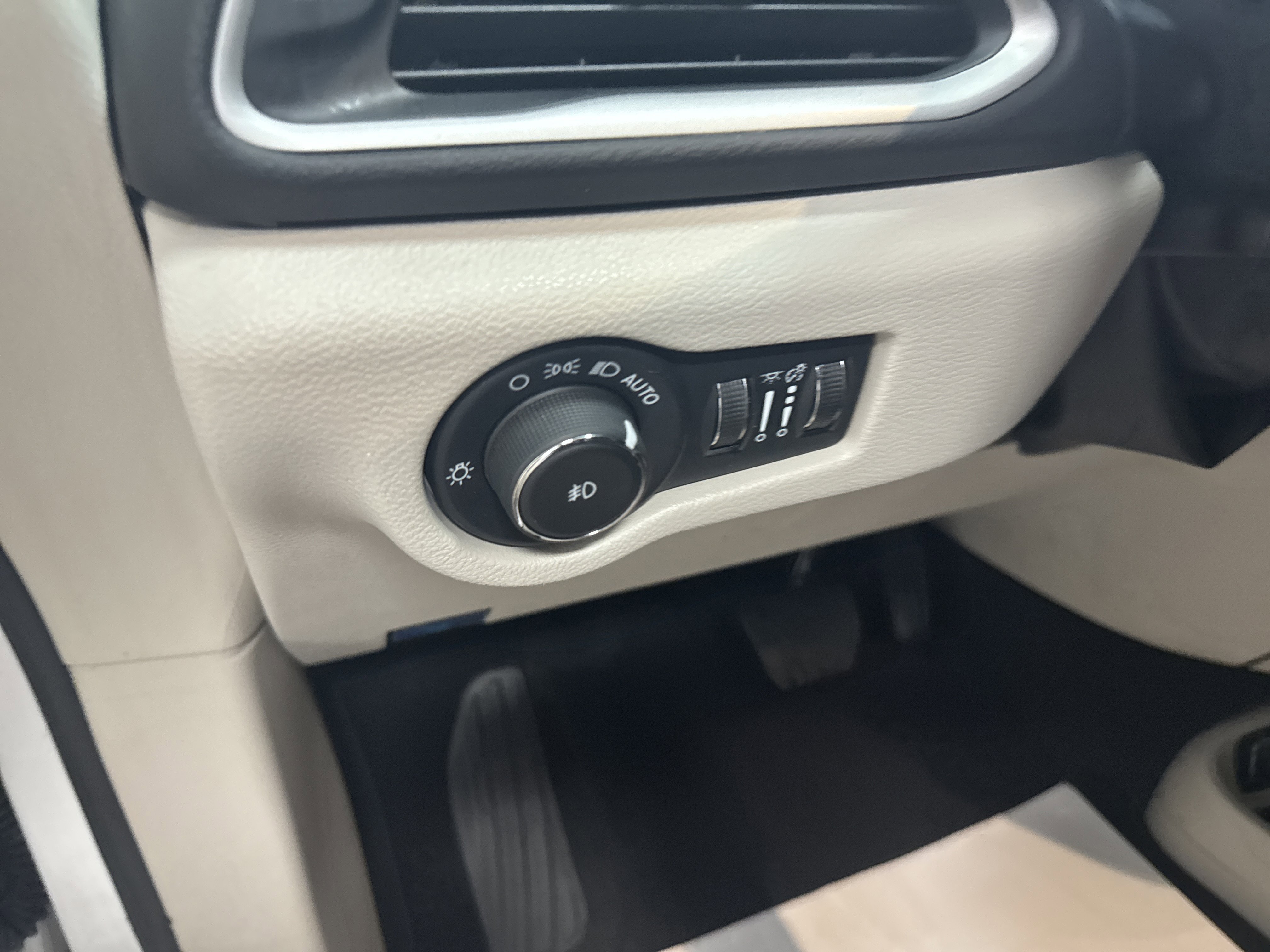 Used 2024 Chrysler Pacifica Touring-L image 17