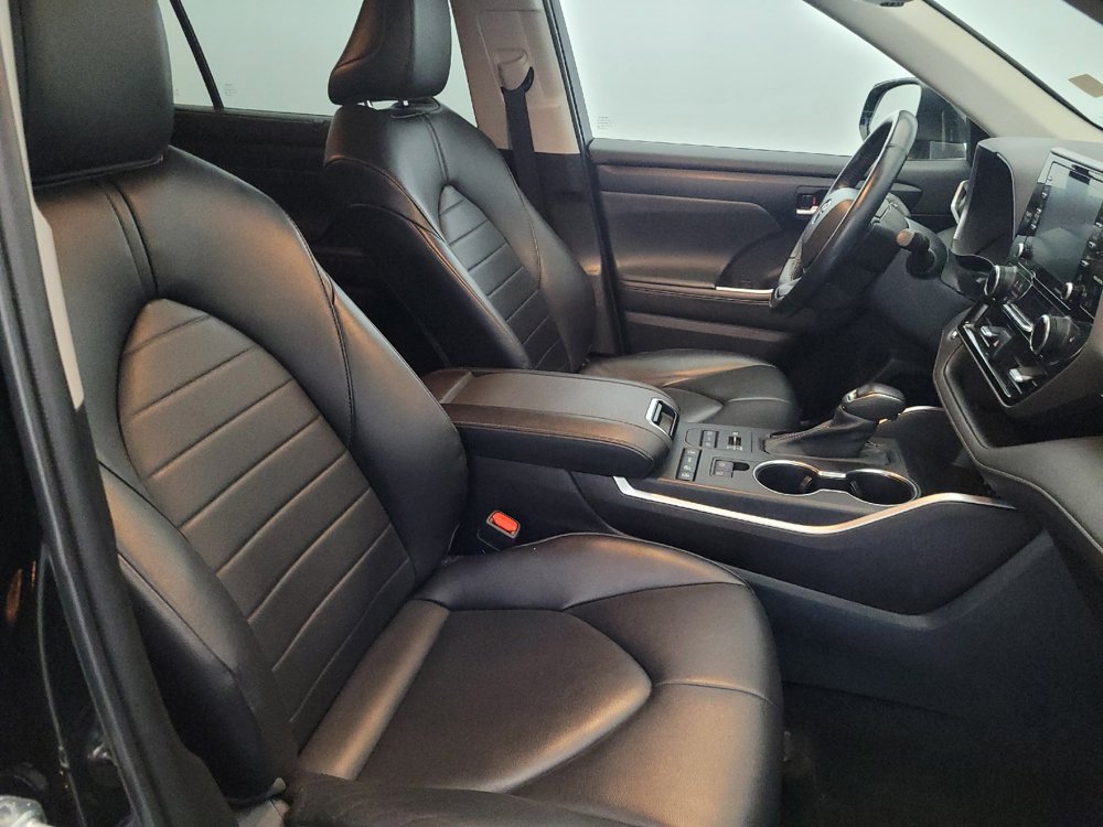Used 2022 Toyota Highlander XLE AWD/4WD image 21