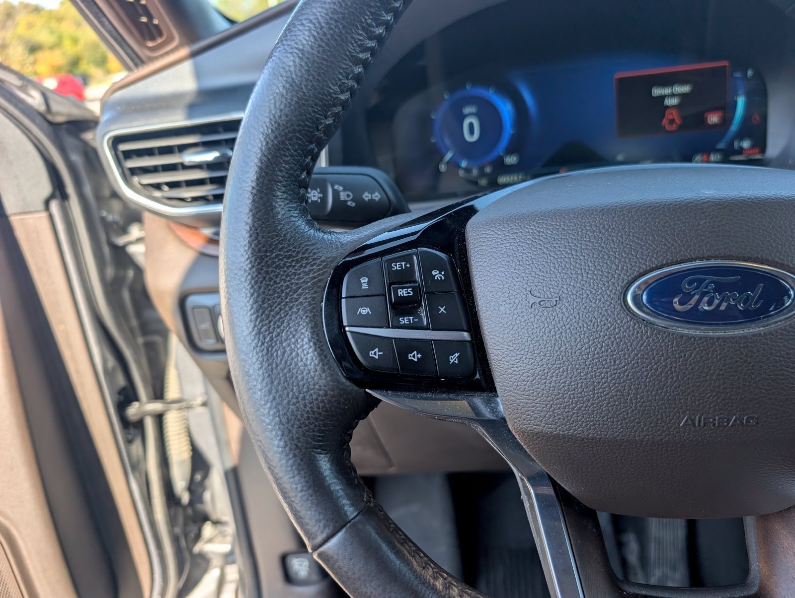 Used 2022 Ford Explorer King Ranch w/ Premium Technology Package AWD/4WD image 25