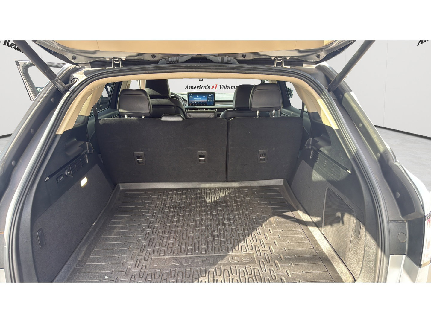 Used 2023 Lincoln Nautilus FWD w/ Premium Package image 24