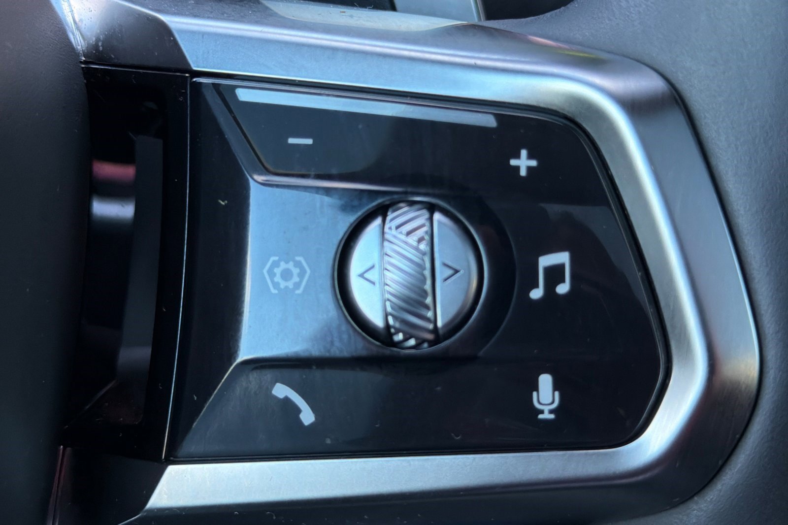 Certified 2023 BMW 740i image 32