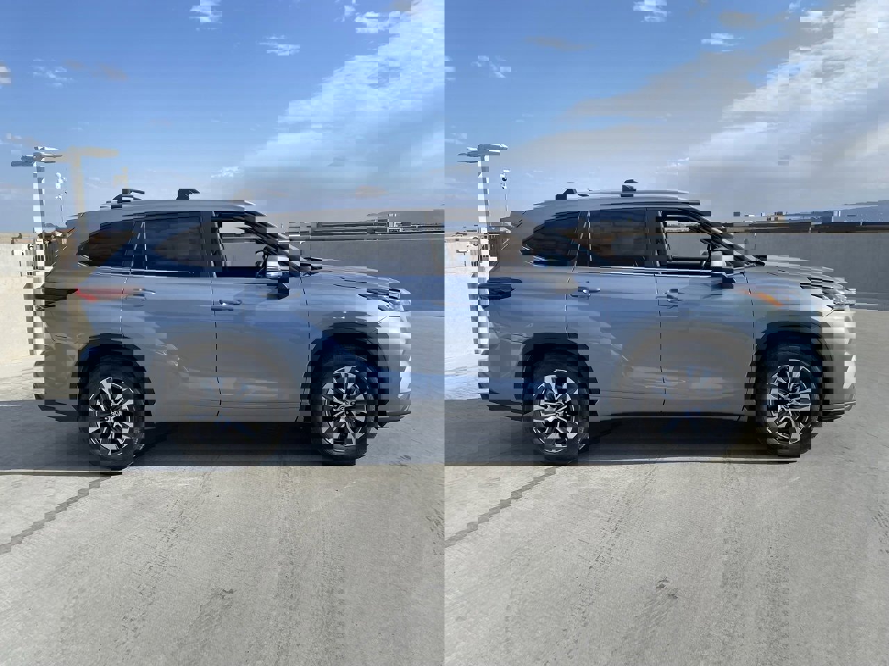 Used 2024 Toyota Highlander XLE image 3