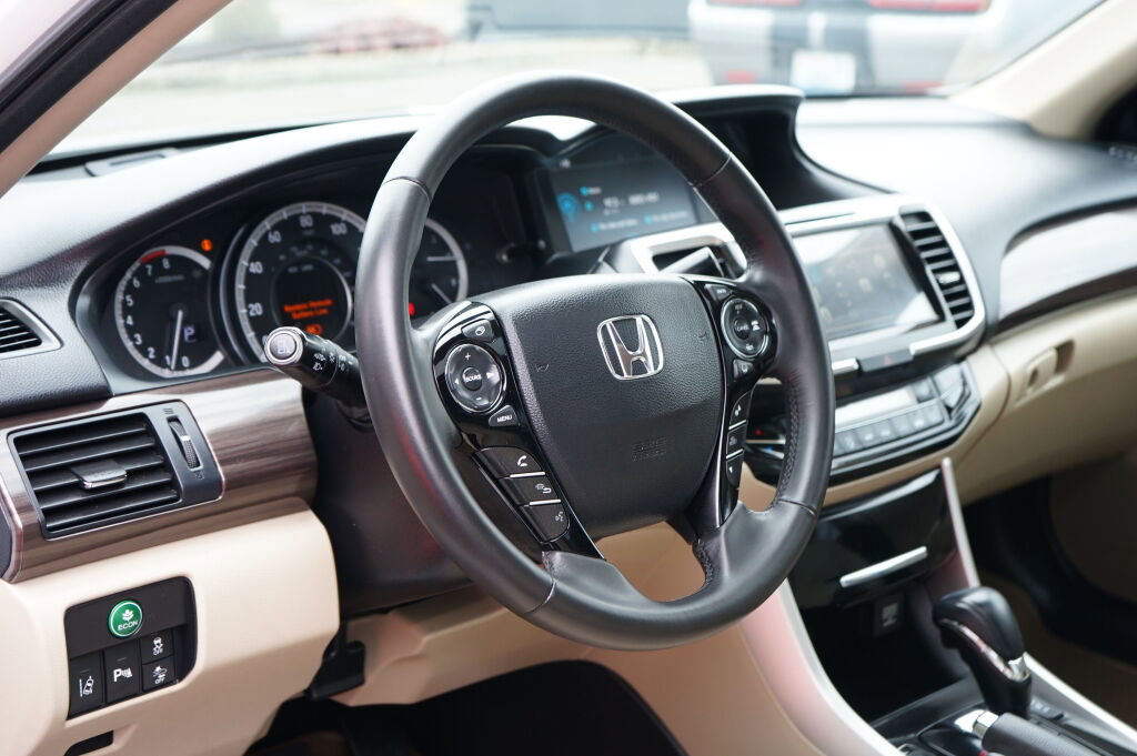 Used 2017 Honda Accord Touring image 11