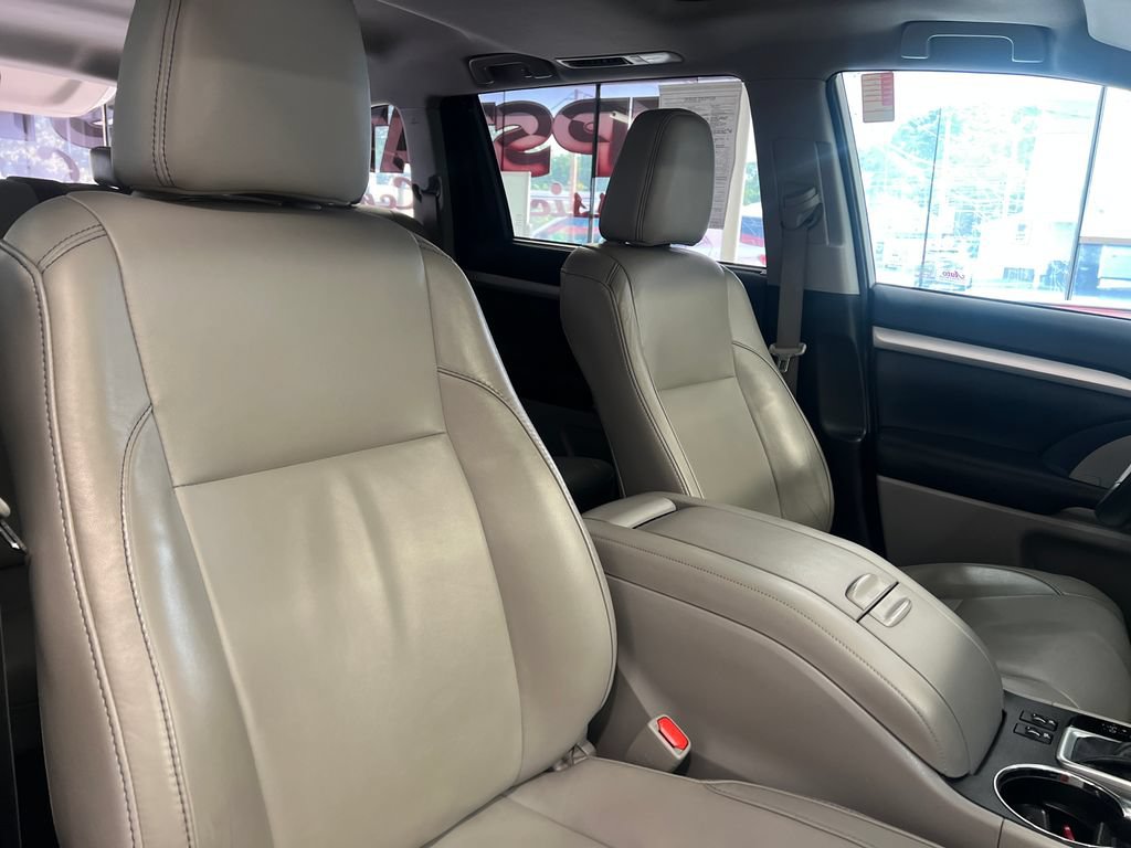 Used 2018 Toyota Highlander XLE AWD/4WD image 38