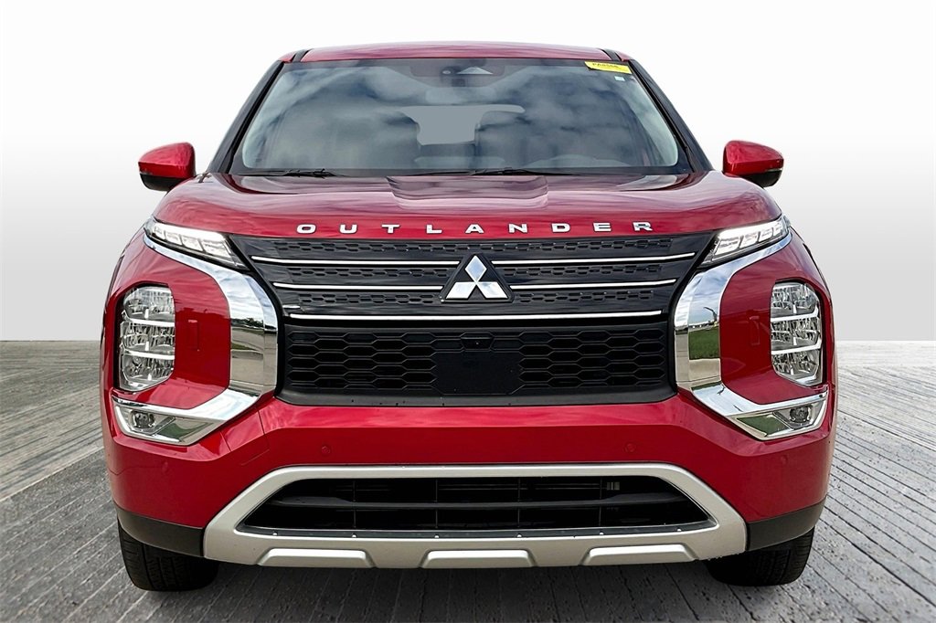Used 2023 Mitsubishi Outlander SE image 2