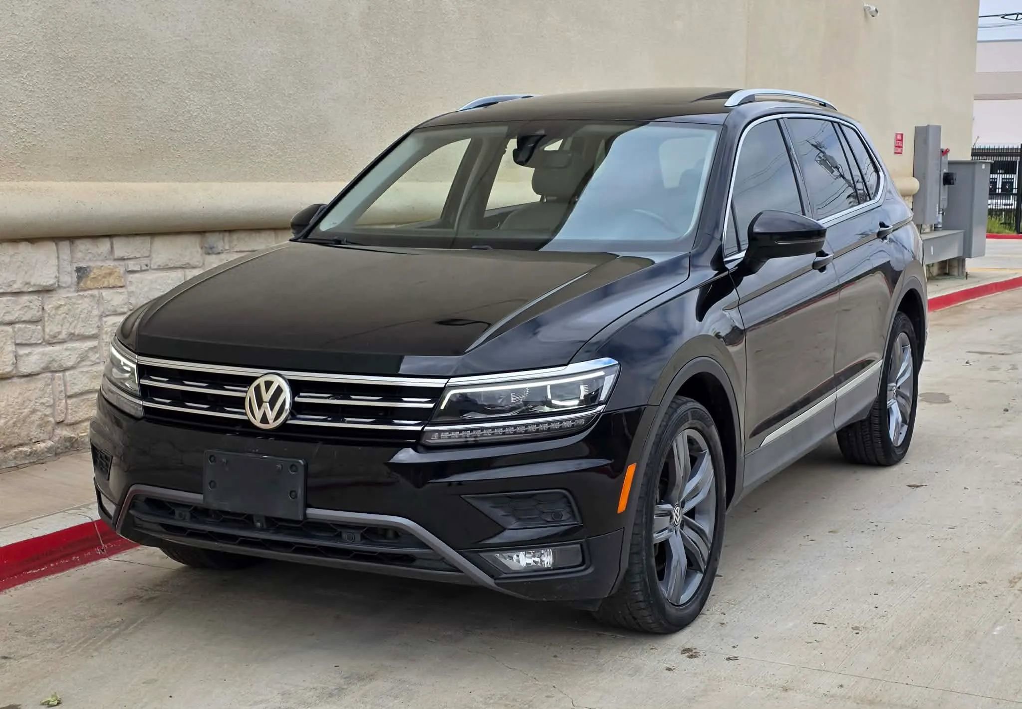 Used 2018 Volkswagen Tiguan SEL Premium image 8