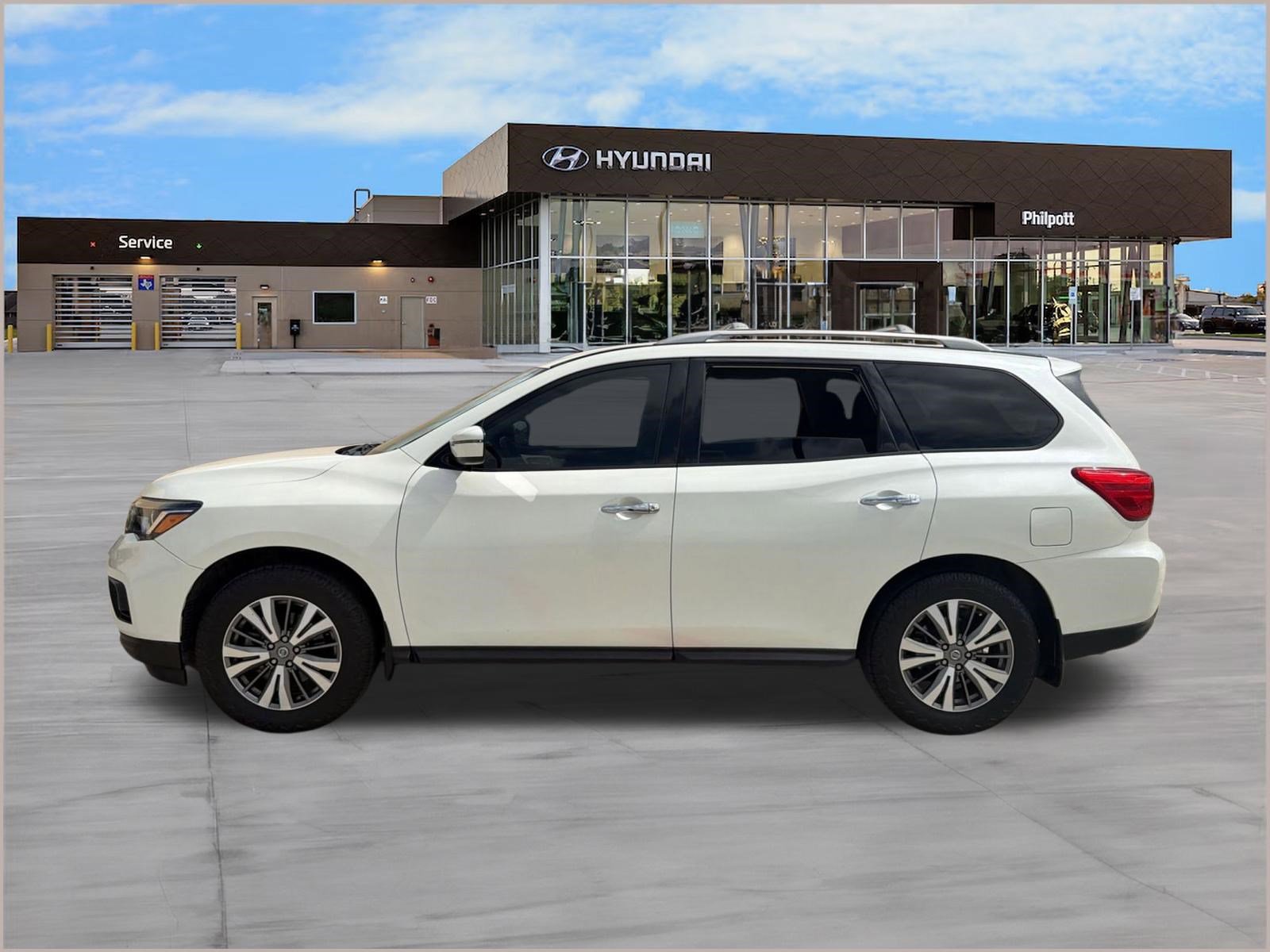 Used 2019 Nissan Pathfinder SV image 2