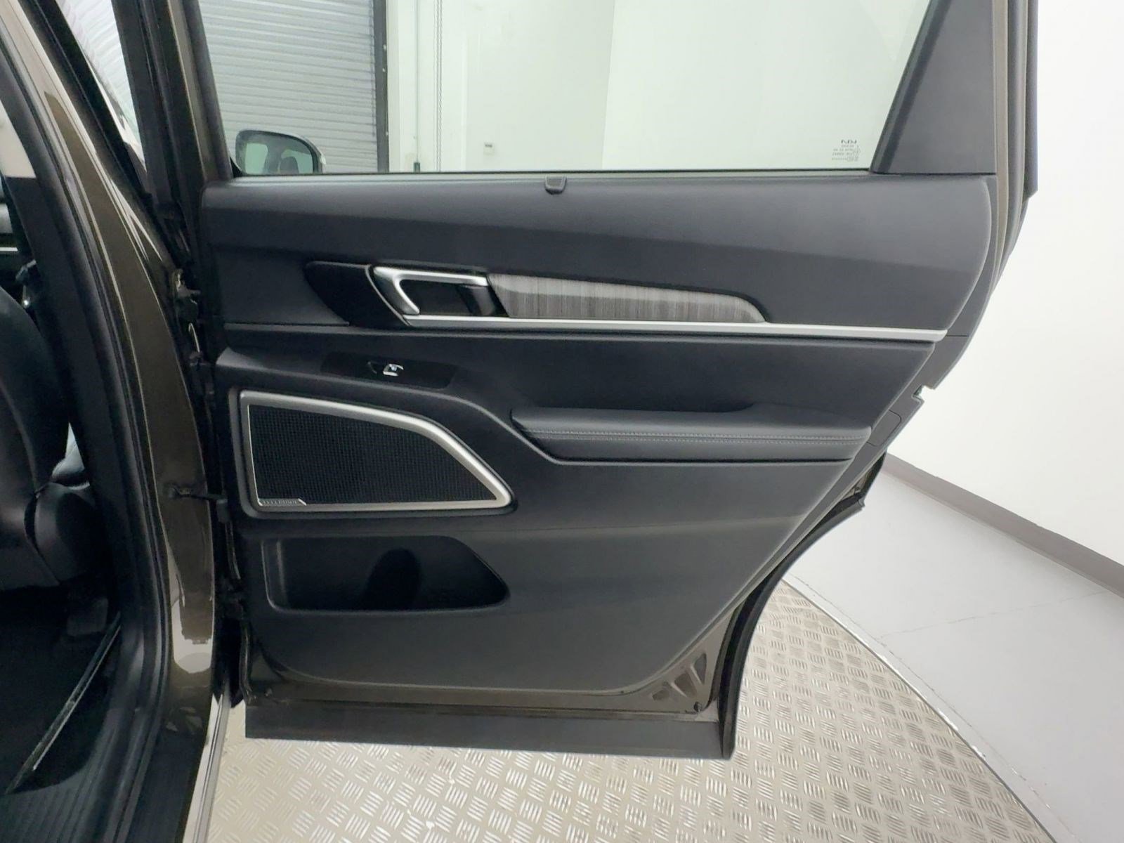 Used 2024 Kia Telluride EX w/ EX Captain's Chair Package image 29