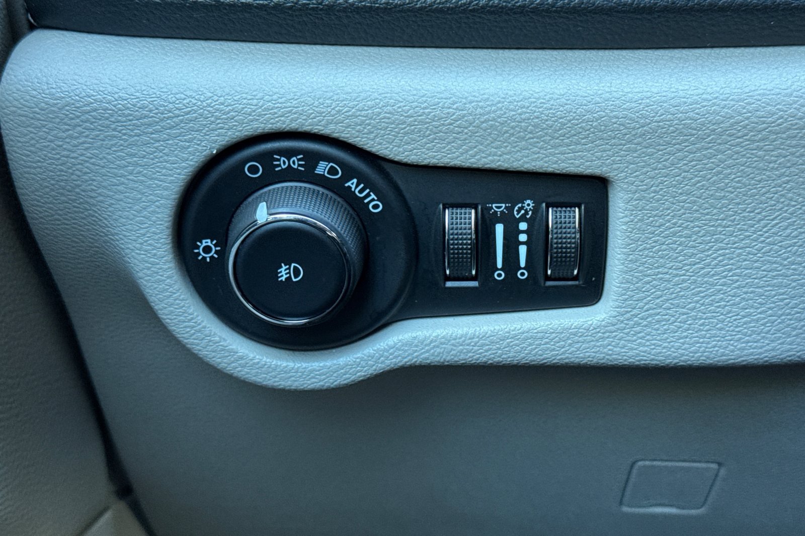 Used 2024 Chrysler Pacifica Limited FWD image 32