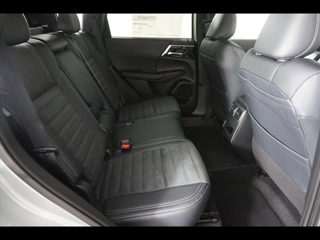 New 2025 Mitsubishi Outlander SE image 11