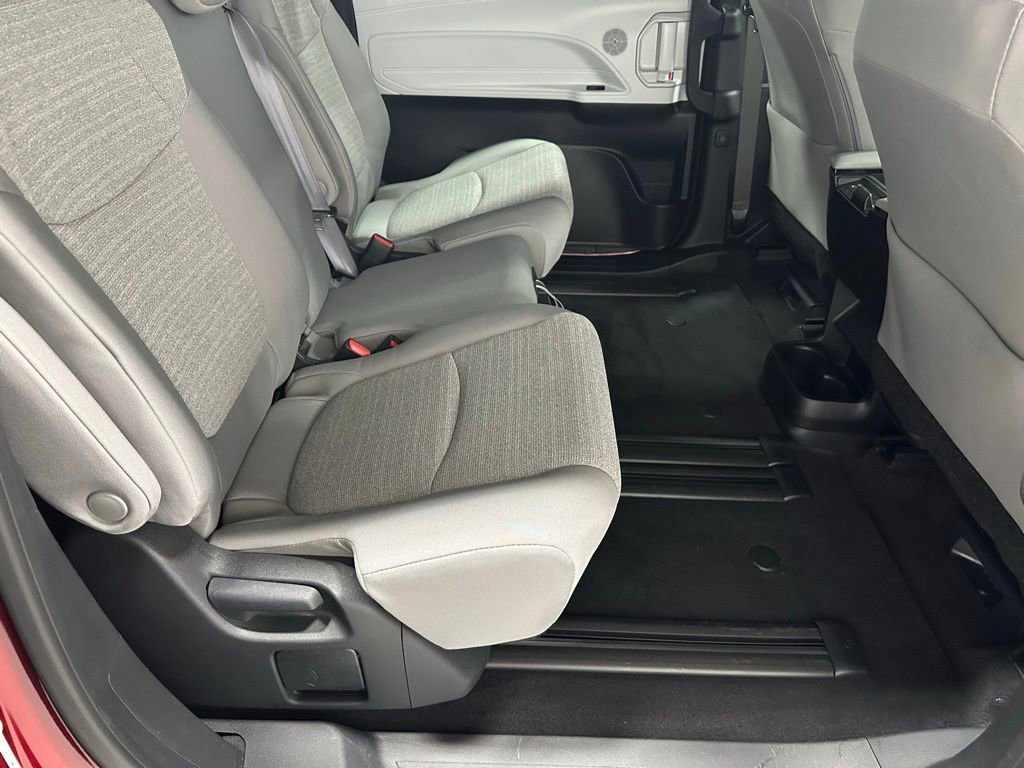 Used 2025 Toyota Sienna LE image 54