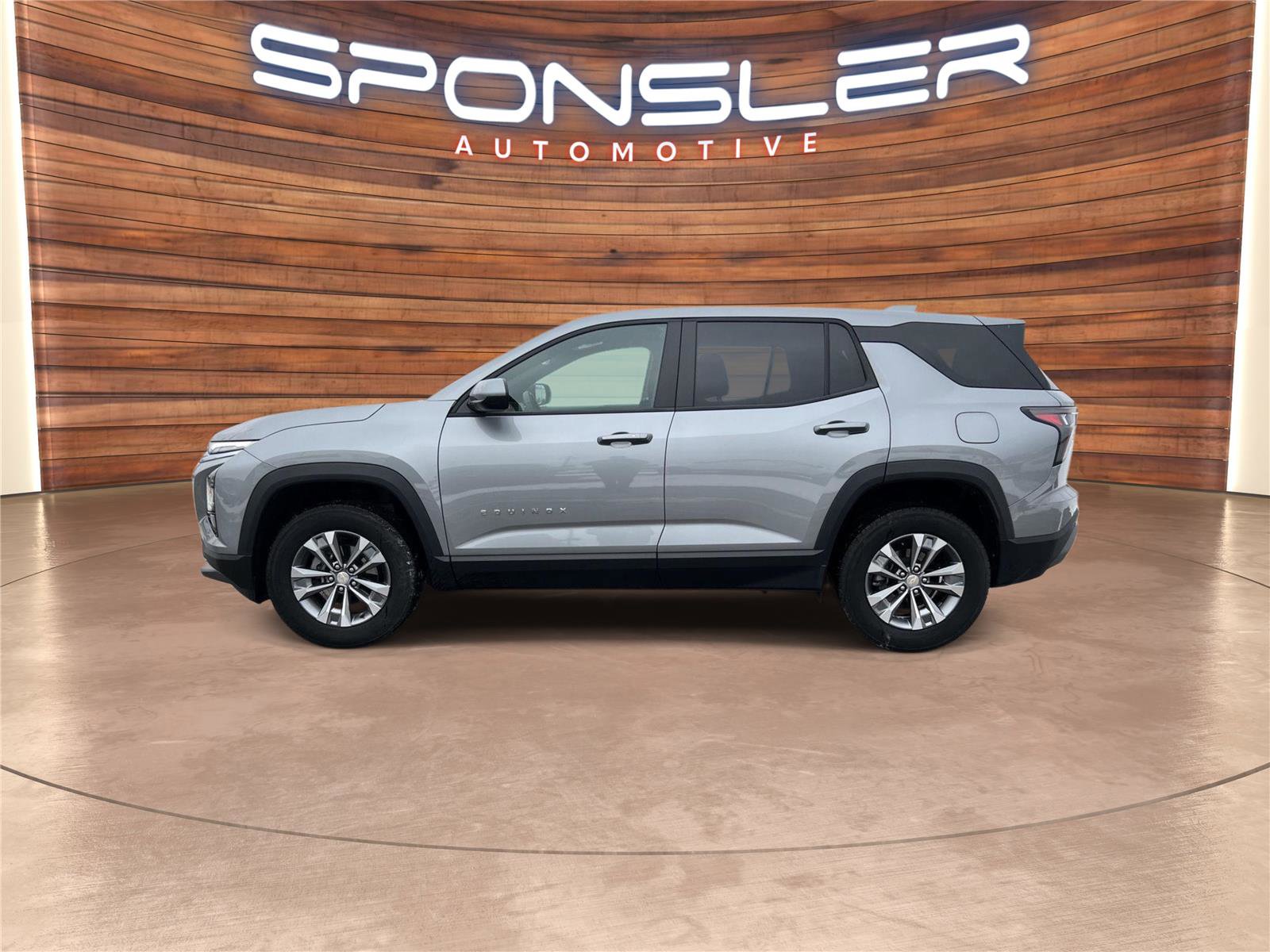 Used 2025 Chevrolet Equinox LT image 2