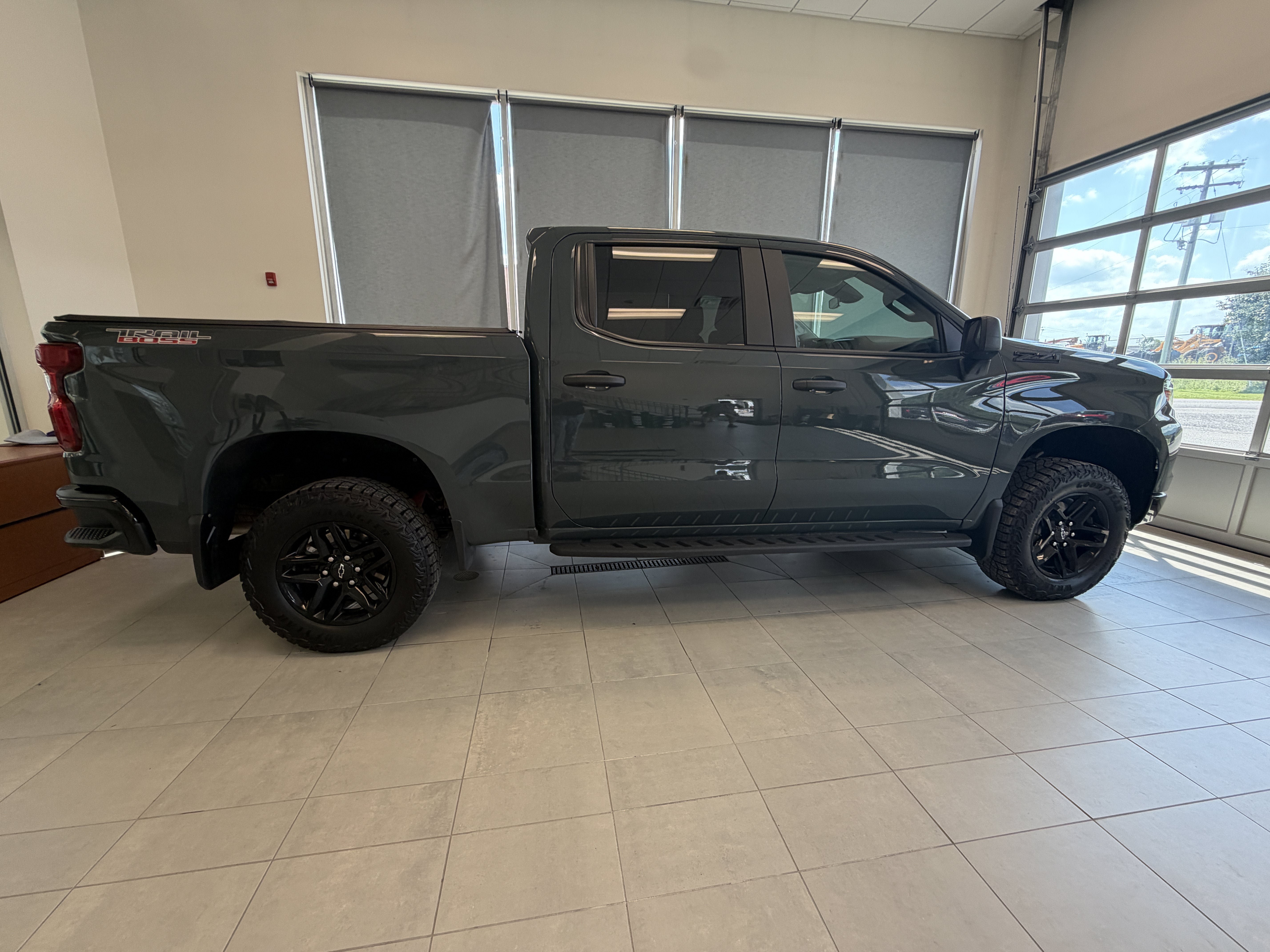 Used 2026 Chevrolet Silverado 1500 Custom Trail Boss w/ LPO, Dark Essentials Package AWD/4WD image 2