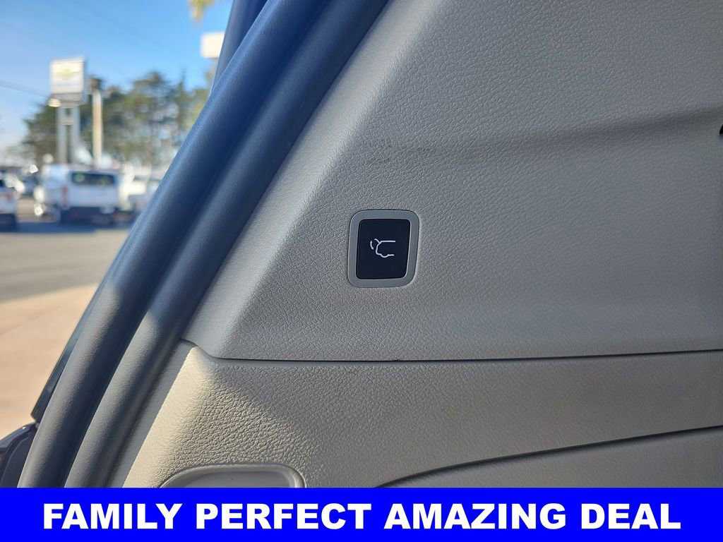 Used 2024 Chrysler Pacifica Select image 14