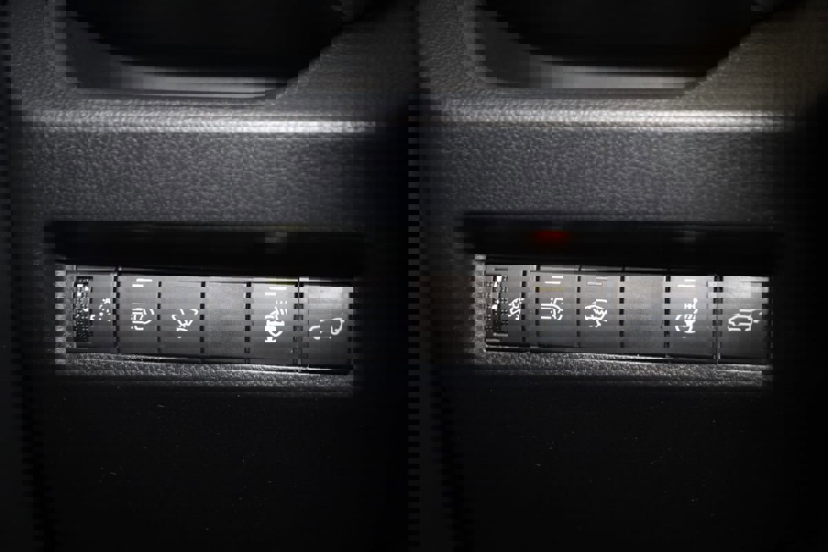 Used 2019 Toyota RAV4 XLE Premium image 28