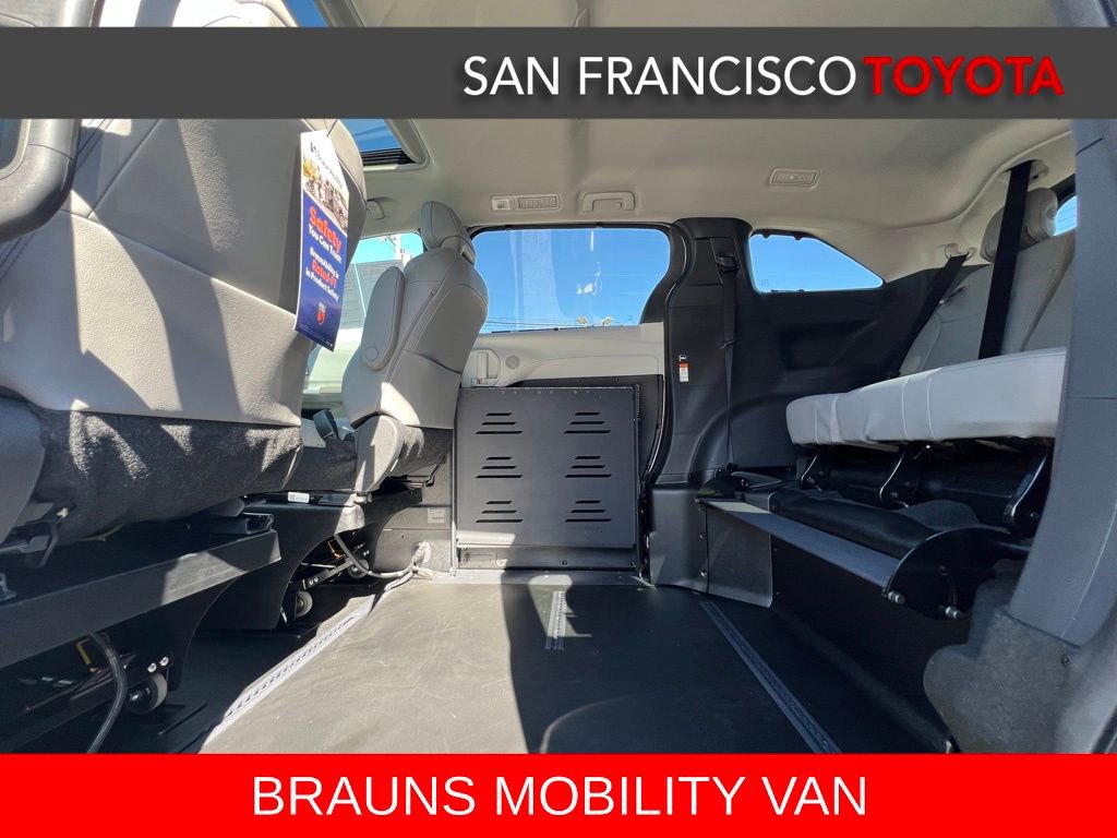 Used 2026 Toyota Sienna XLE FWD image 18