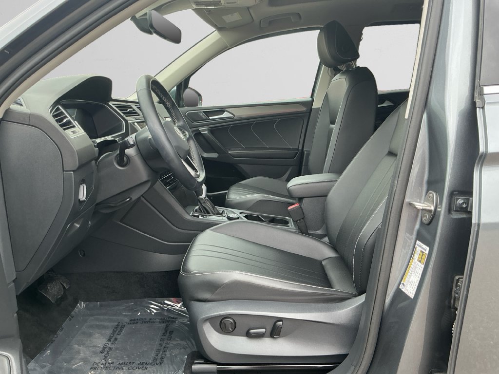 Used 2024 Volkswagen Tiguan SE w/ Panoramic Sunroof Package AWD/4WD image 9