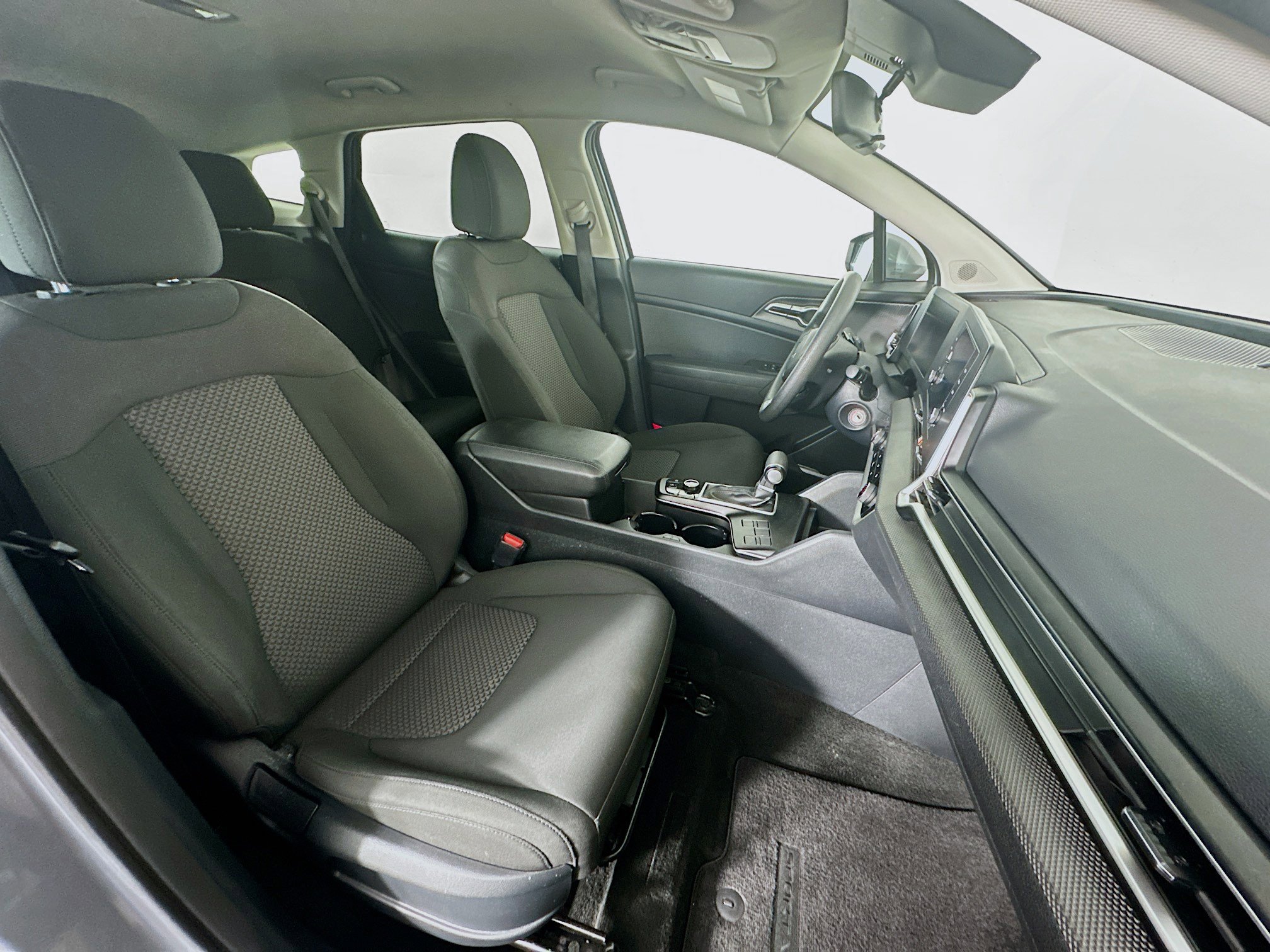 Used 2024 Kia Sportage LX image 30