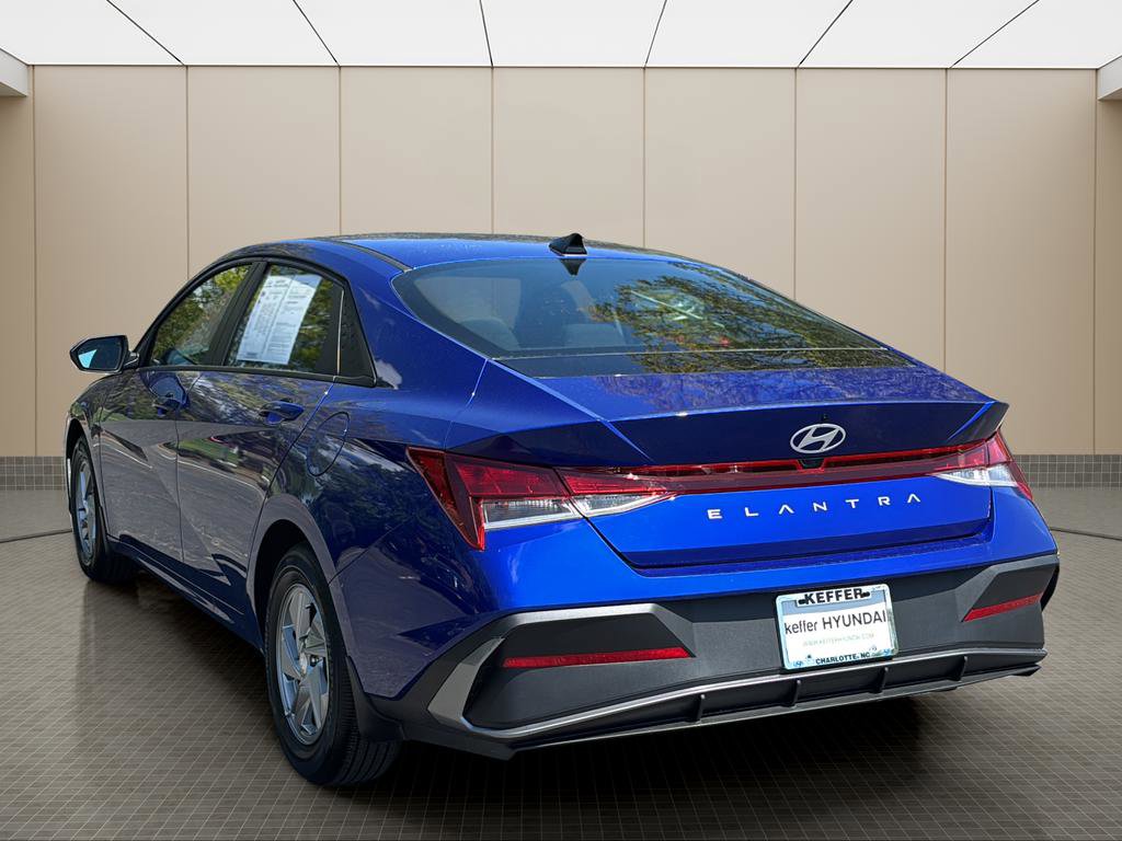 Certified 2025 Hyundai Elantra SE image 3