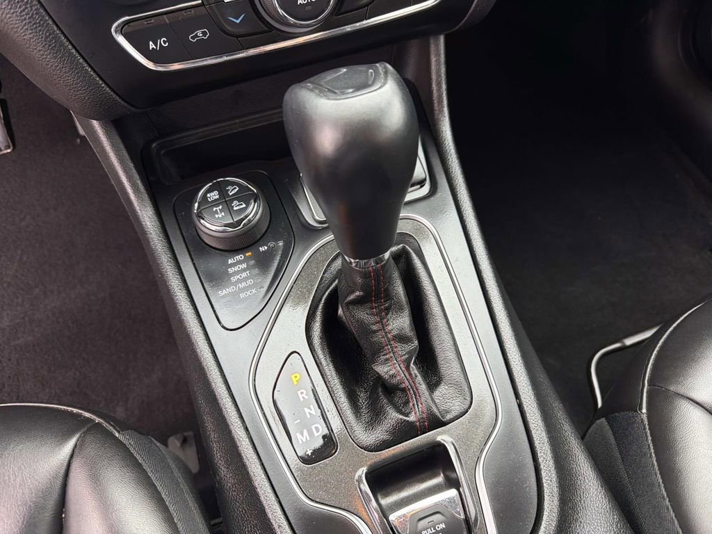 Used 2019 Jeep Cherokee Trailhawk w/ Cold Weather Group image 30