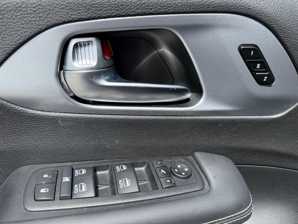 Used 2026 Chrysler Pacifica Limited FWD image 23