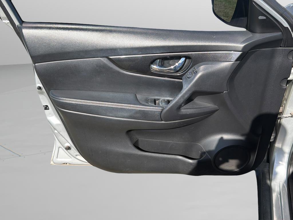 Used 2017 Nissan Rogue SV FWD image 17