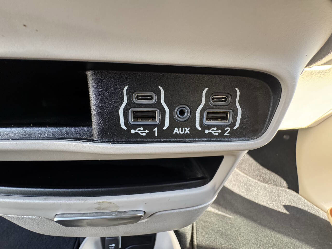 Used 2022 Chrysler Voyager LX image 57