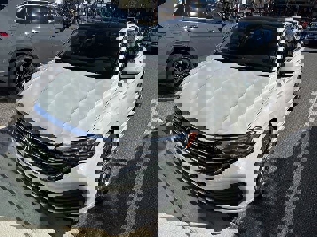 Certified 2023 Volkswagen Jetta SE w/ Panoramic Sunroof Package image 3