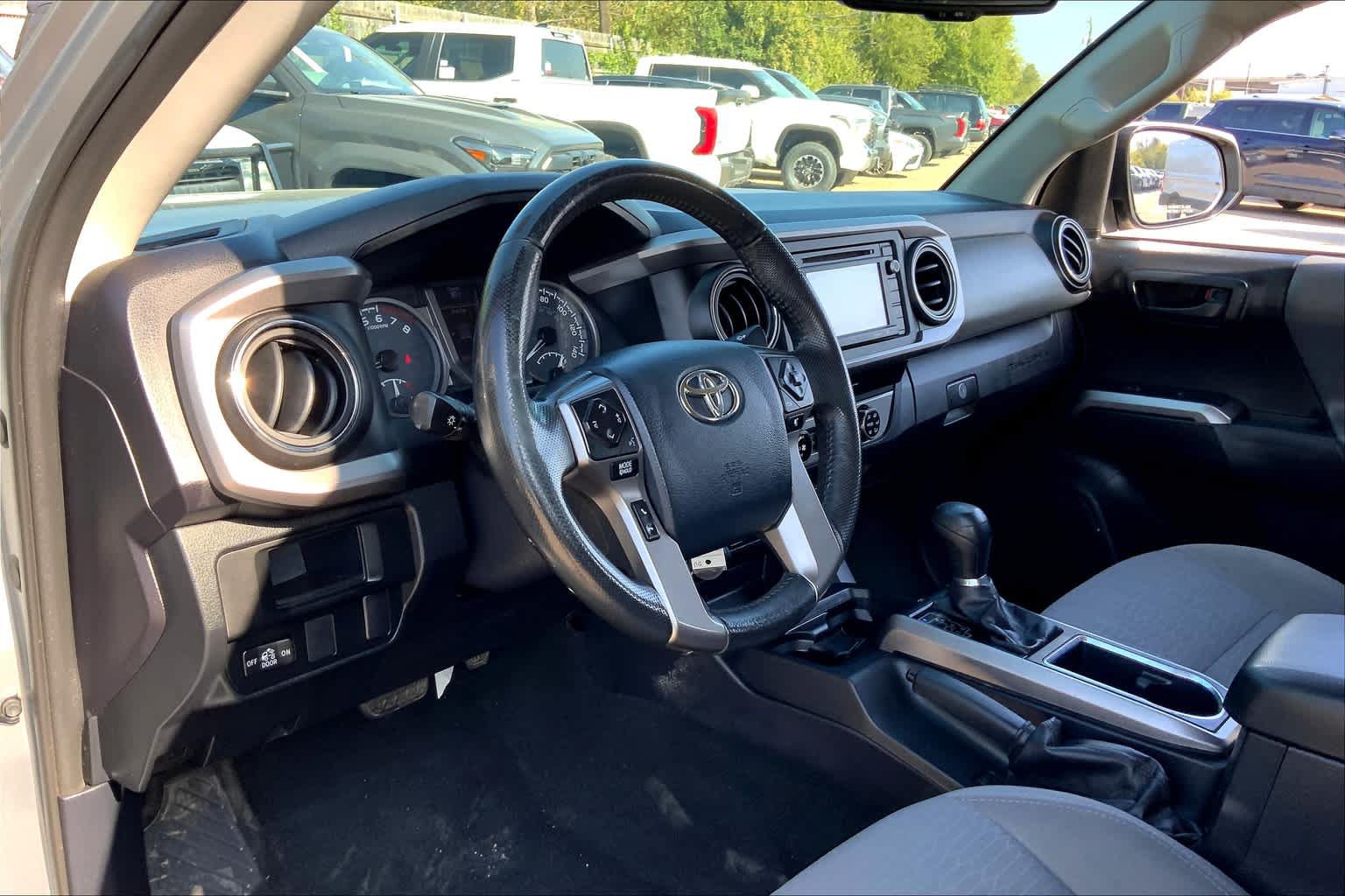 Used 2017 Toyota Tacoma SR5 w/ Tow Package RWD image 17
