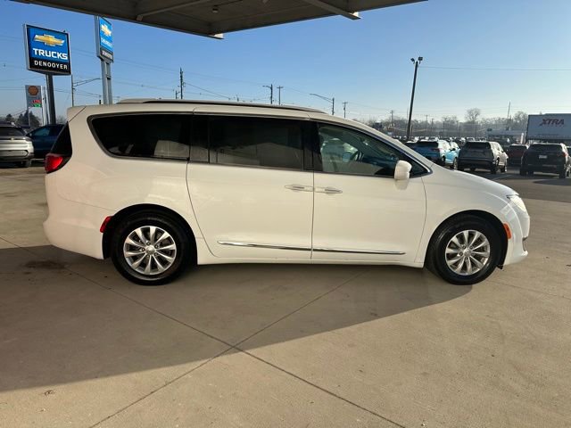 Used 2018 Chrysler Pacifica Touring-L image 4