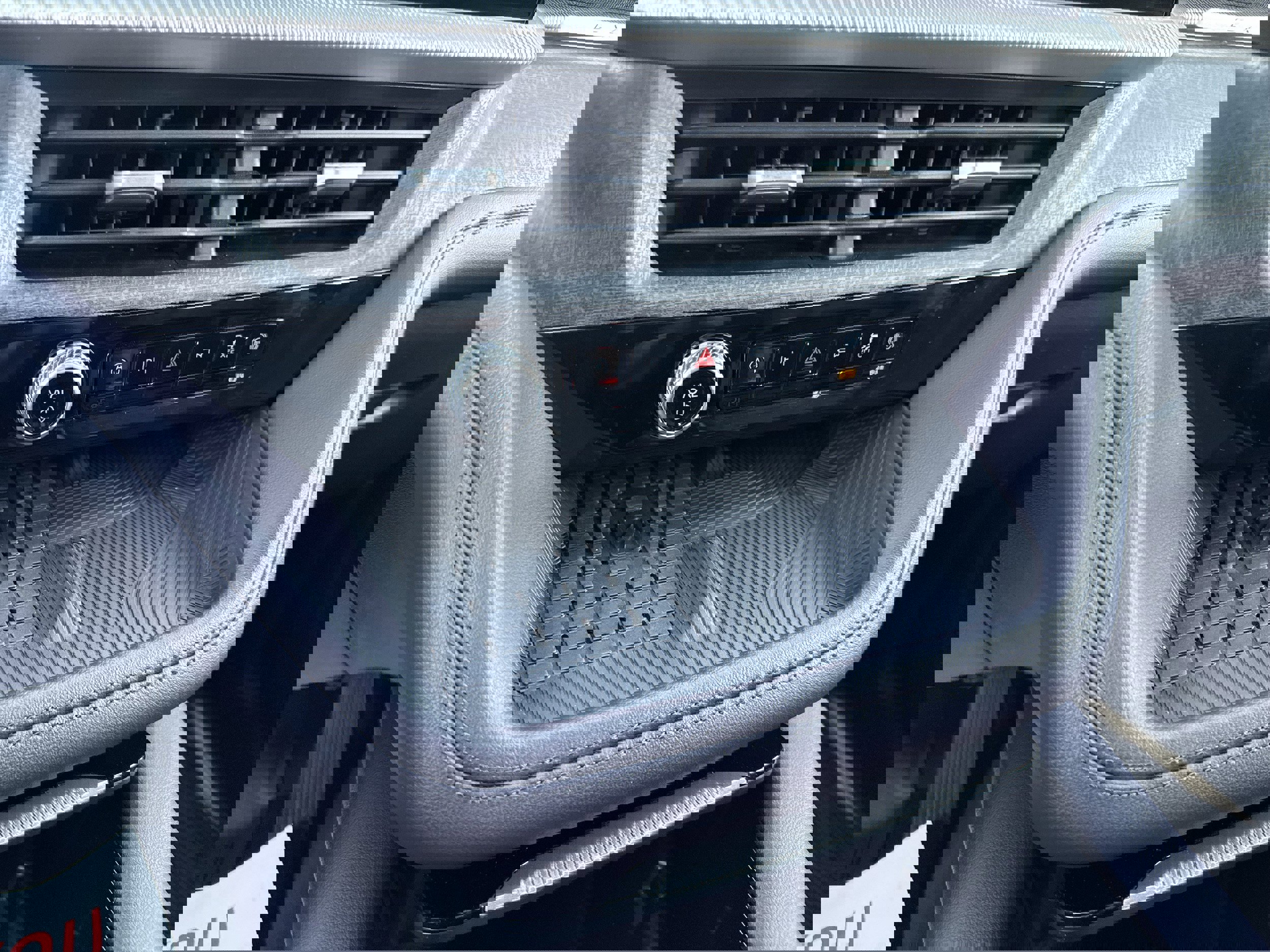 Used 2025 Ford Explorer Platinum w/ Ultimate Package image 35