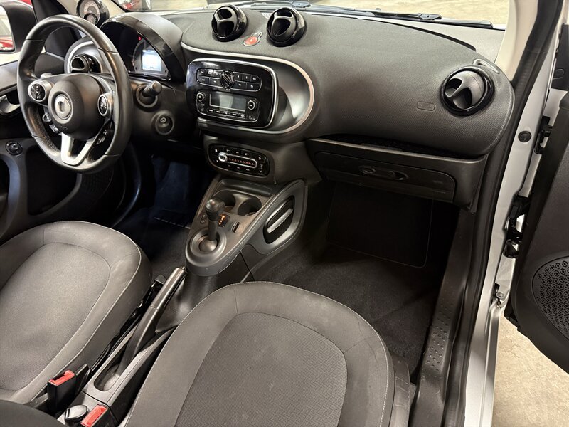 Used 2016 smart fortwo passion RWD image 13