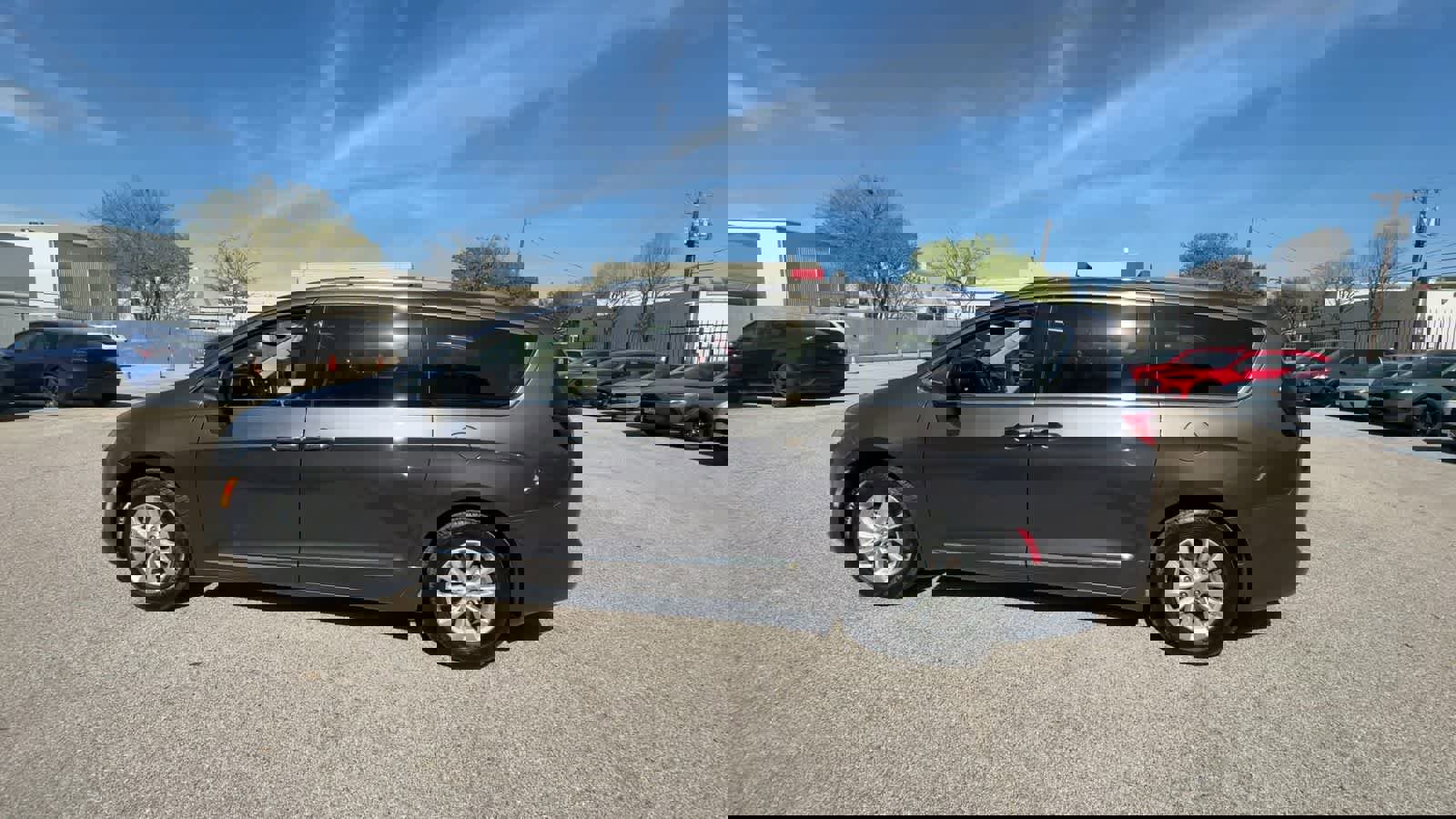 Used 2019 Chrysler Pacifica Touring-L image 5