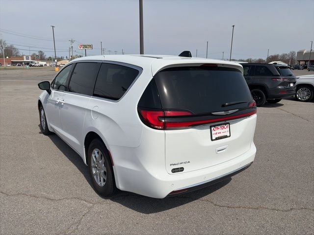 Used 2025 Chrysler Pacifica Select image 4