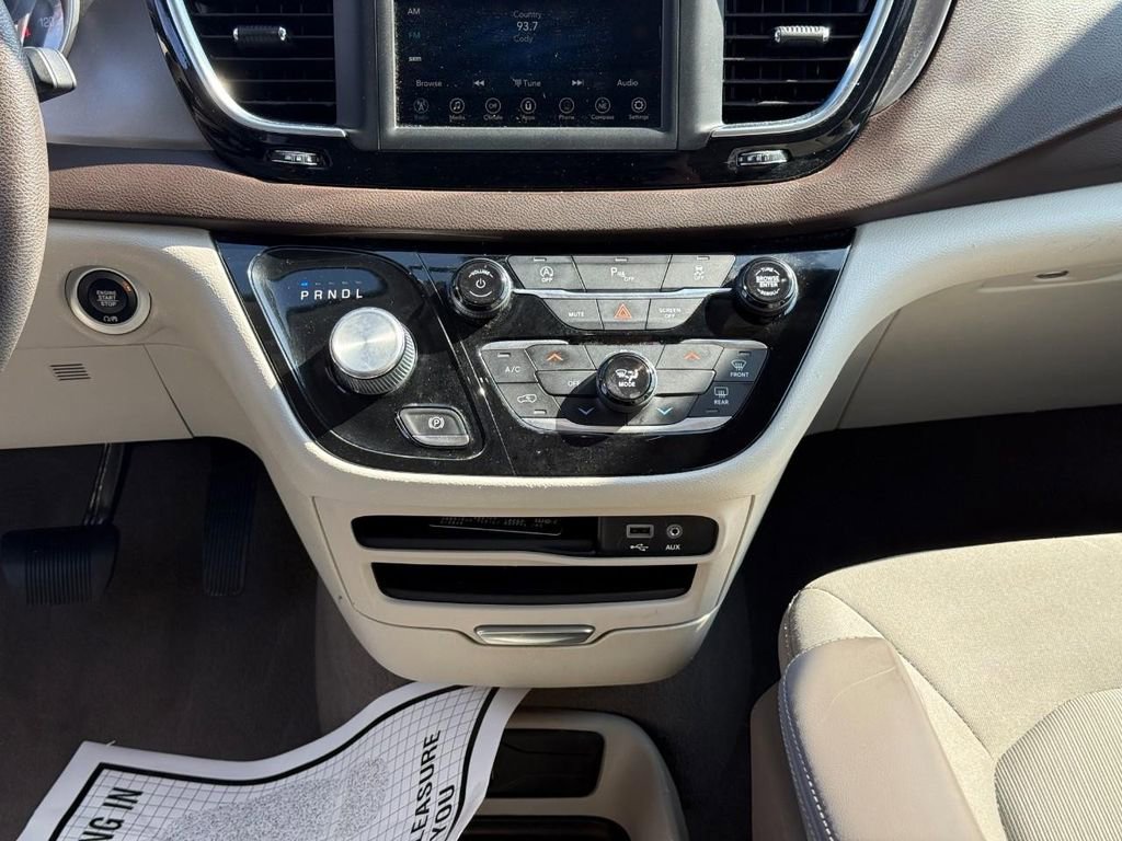 Used 2020 Chrysler Voyager LX image 12