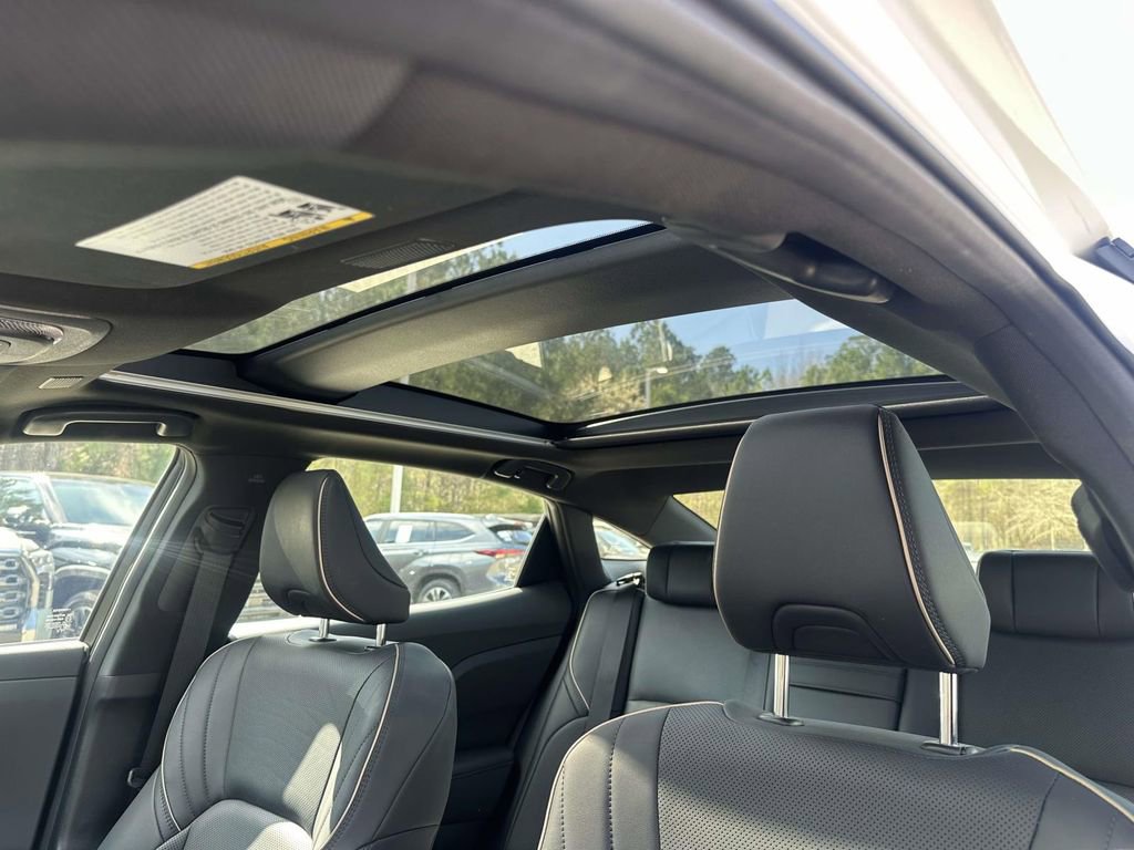 Used 2023 Toyota Crown Limited image 19