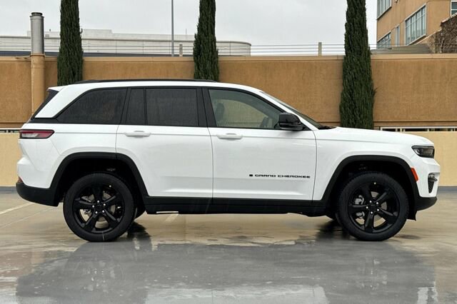 New 2025 Jeep Grand Cherokee Limited image 3