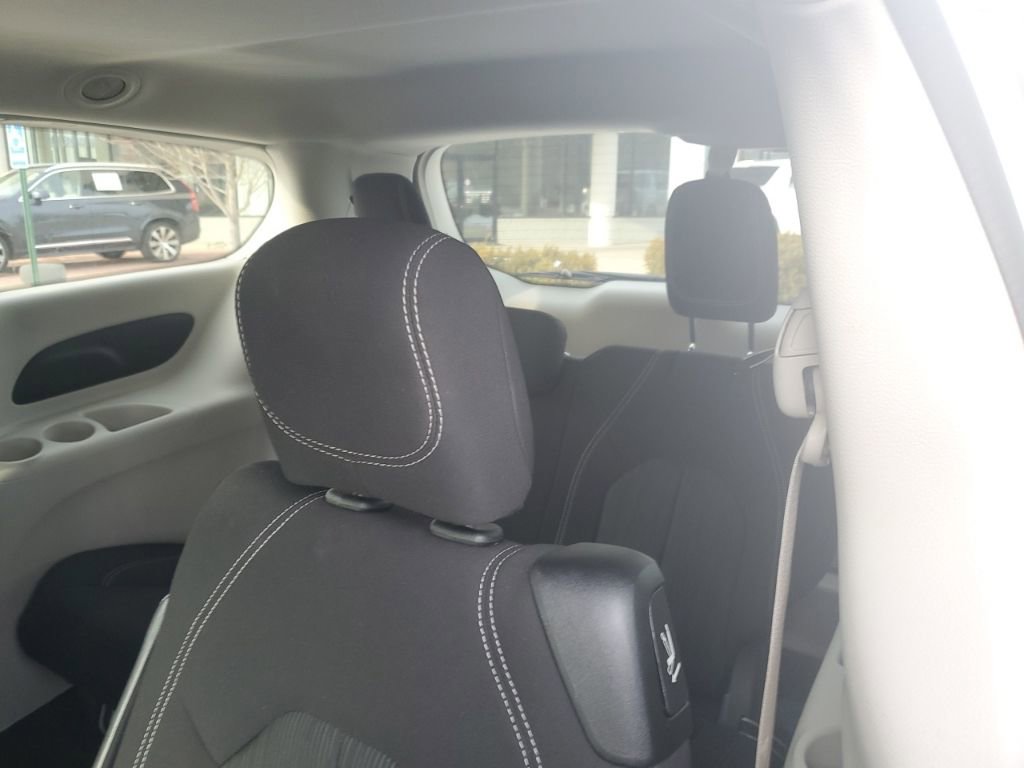 Used 2022 Chrysler Voyager LX image 5