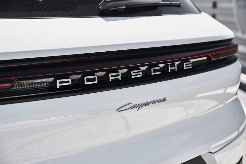 Used 2025 Porsche Cayenne image 9